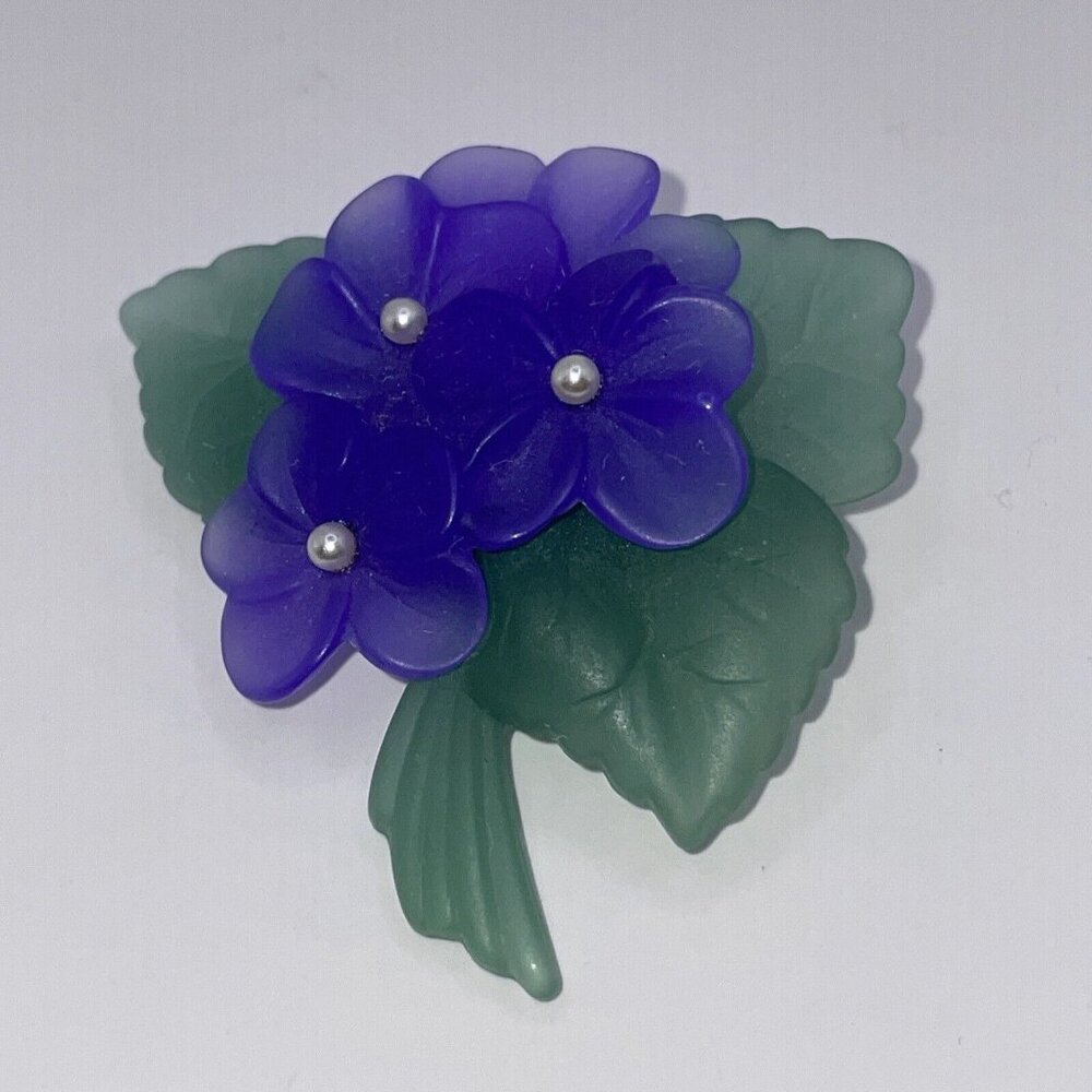 AVON VINTAGE 1983 LUCITE VIOLETS FLORAL BROOCH LAPEL PIN TINY FAUX PEARLS PURPLE